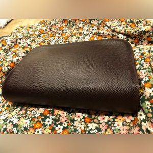 Louis Vuitton Taiga Leather Baikal Clutch - Bordeaux